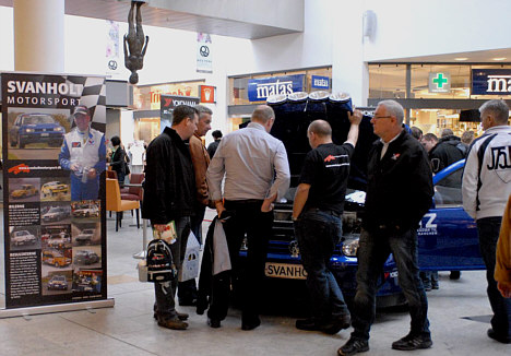 Torsdag og lørdag benyttede mange handlende på Ro’s Torv lejligheden til at se Svanholt Motorsport og høre nærmere om den nye supporterklub og DM-teamets nye <A HTEF=http://www.svanholtmotorsport.dk TARGET=_blank >webside</A>.